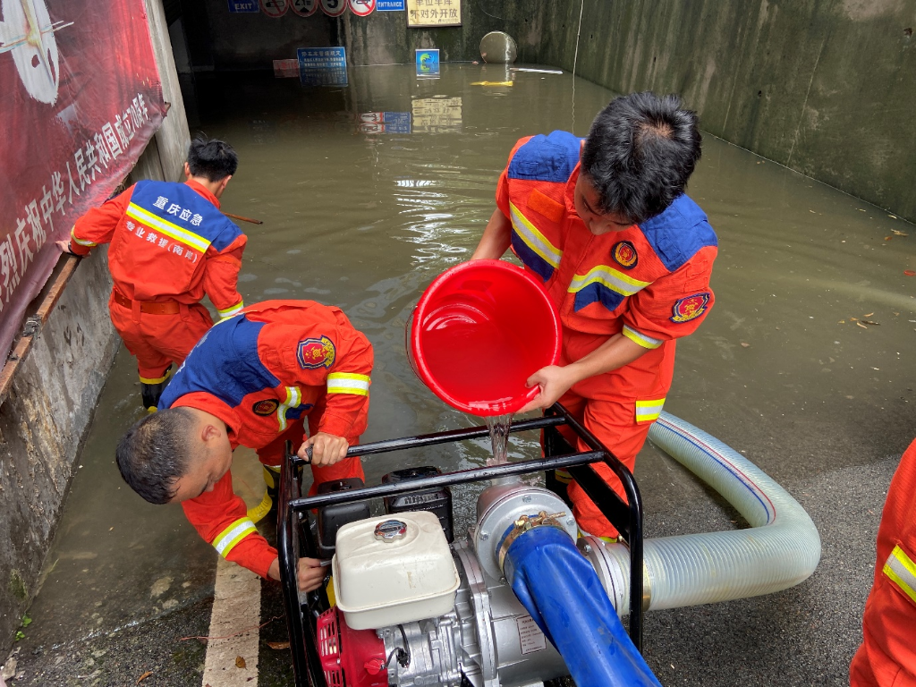 救援人员排涝现场。南岸区应急管理局供图 华龙网发