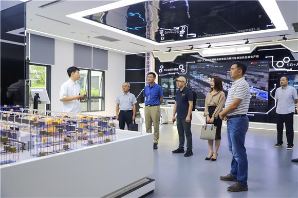 1专家学者参观重庆市数字经济人力资源服务产业园展厅。蔡家智慧新城管委会供图