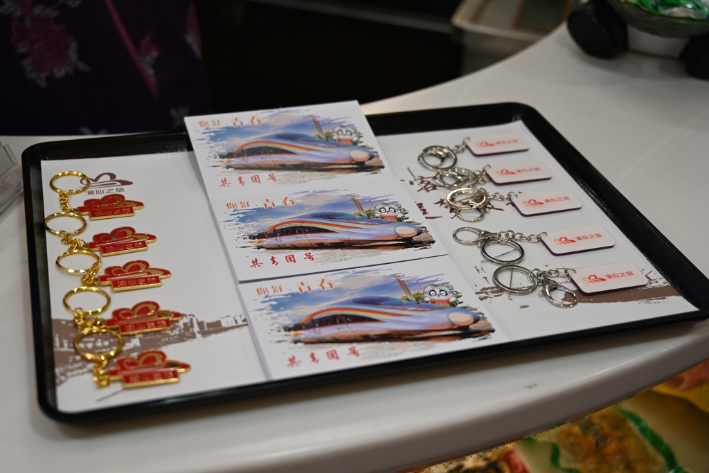 The photo taken on July 26 shows the gifts for the passengers participating in the prize quiz on the smart Fuxing Chengdu-Chongqing train G8612. (Photographed by Zhong Jie)