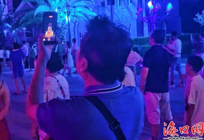 打卡酷炫灯光秀 畅享文旅发展新成果——“蓬勃兴起自贸港 旅游发展新热潮”采风团走进海花岛2