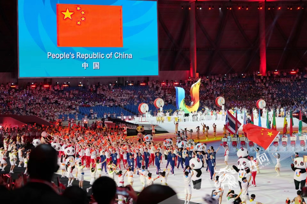 1、开幕式上，中国大学生体育代表团压轴出场。华龙网-新重庆客户端记者 张质摄