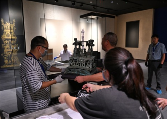 7月26日，工作人员在三星堆博物馆新馆内布展。新华社记者 刘坤 摄