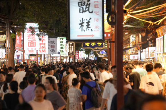 7月26日，游客在西安回民街上游览。新华社记者 邵瑞 摄