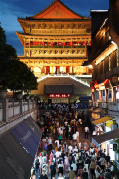 7月26日，游客在西安鼓楼附近的商业街区游览。新华社记者 邵瑞 摄