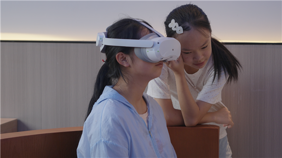 儿童正在体验VR  兴龙镇供图 华龙网发