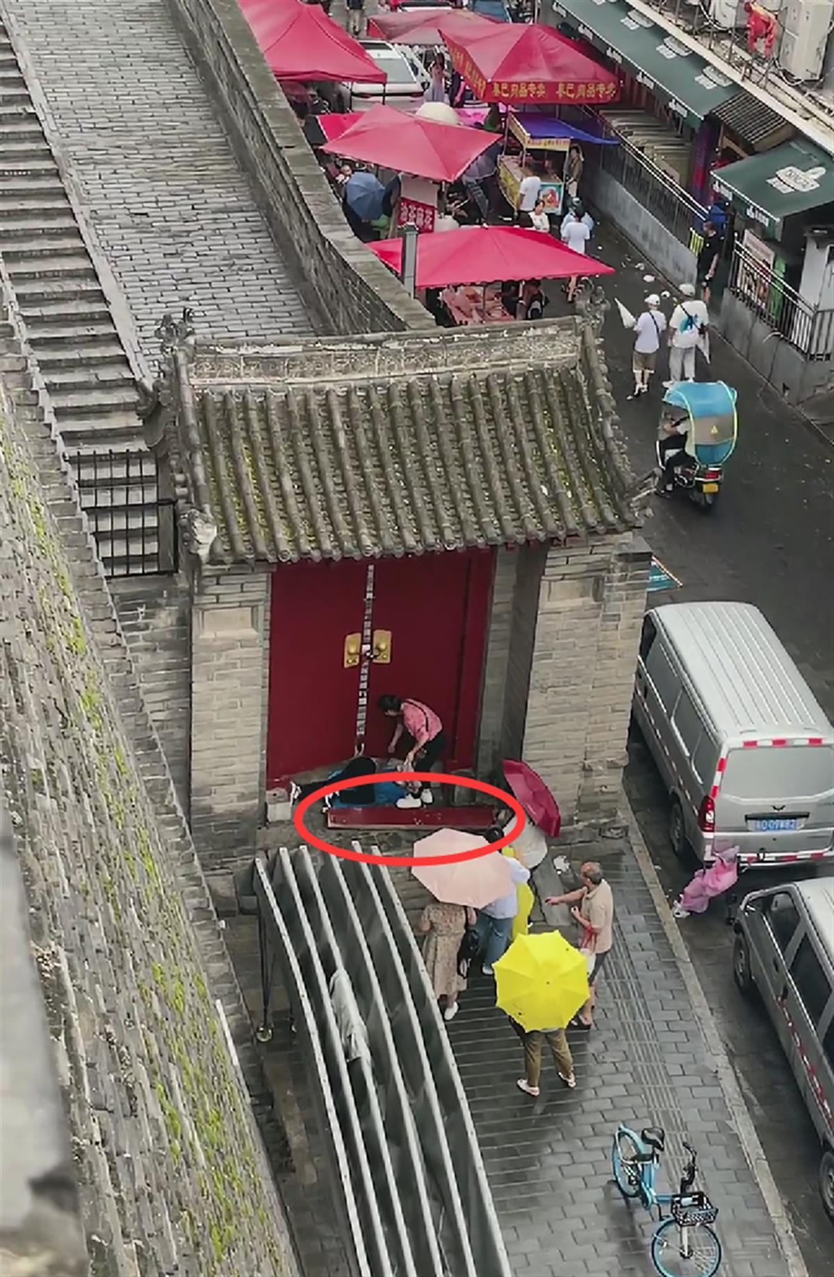 游客为逃票拆除西安城墙城门门槛，从门底下爬进去游览，景区：正在核查1