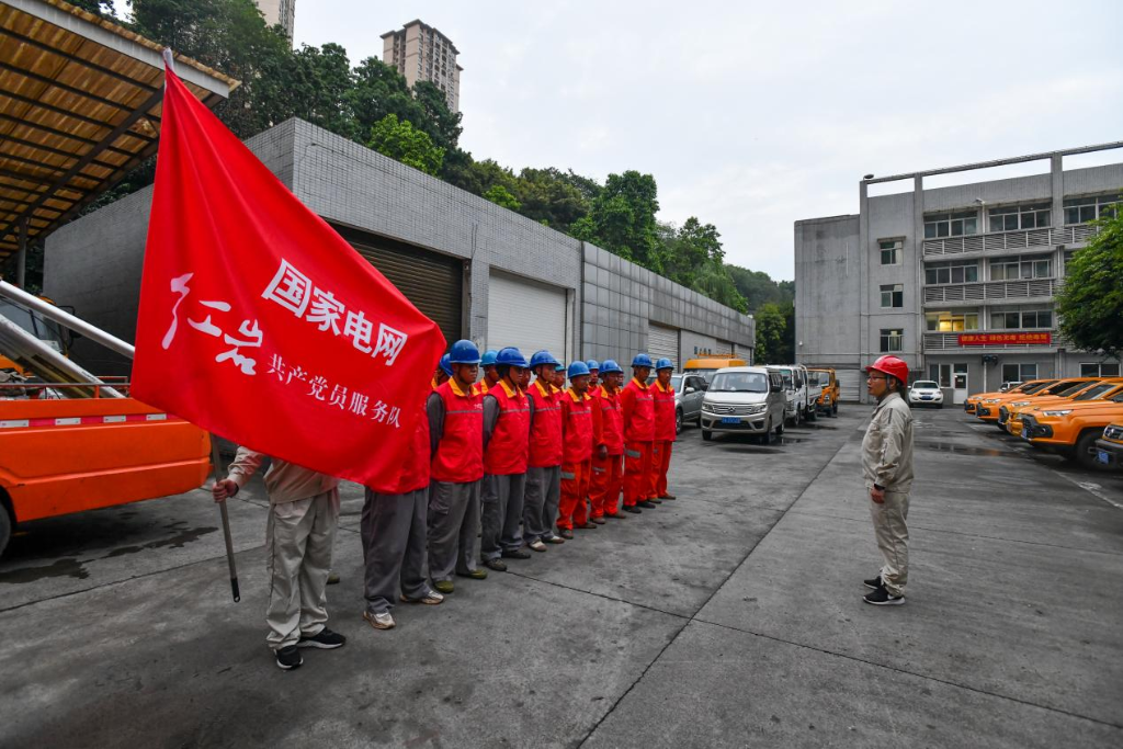 7月28日，国网重庆江津供电公司出动应急抢修队驰援潼南抢险保供。通讯员 王化全 摄