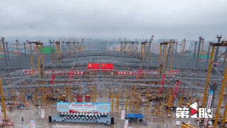 戴上“钢铁巨帽” 重庆东站首块屋盖钢网架成功提升1