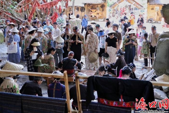 感受多姿多彩的黎苗非遗文化“蓬勃兴起自贸港 旅游发展新热潮”采风团走进海南槟榔谷景区3