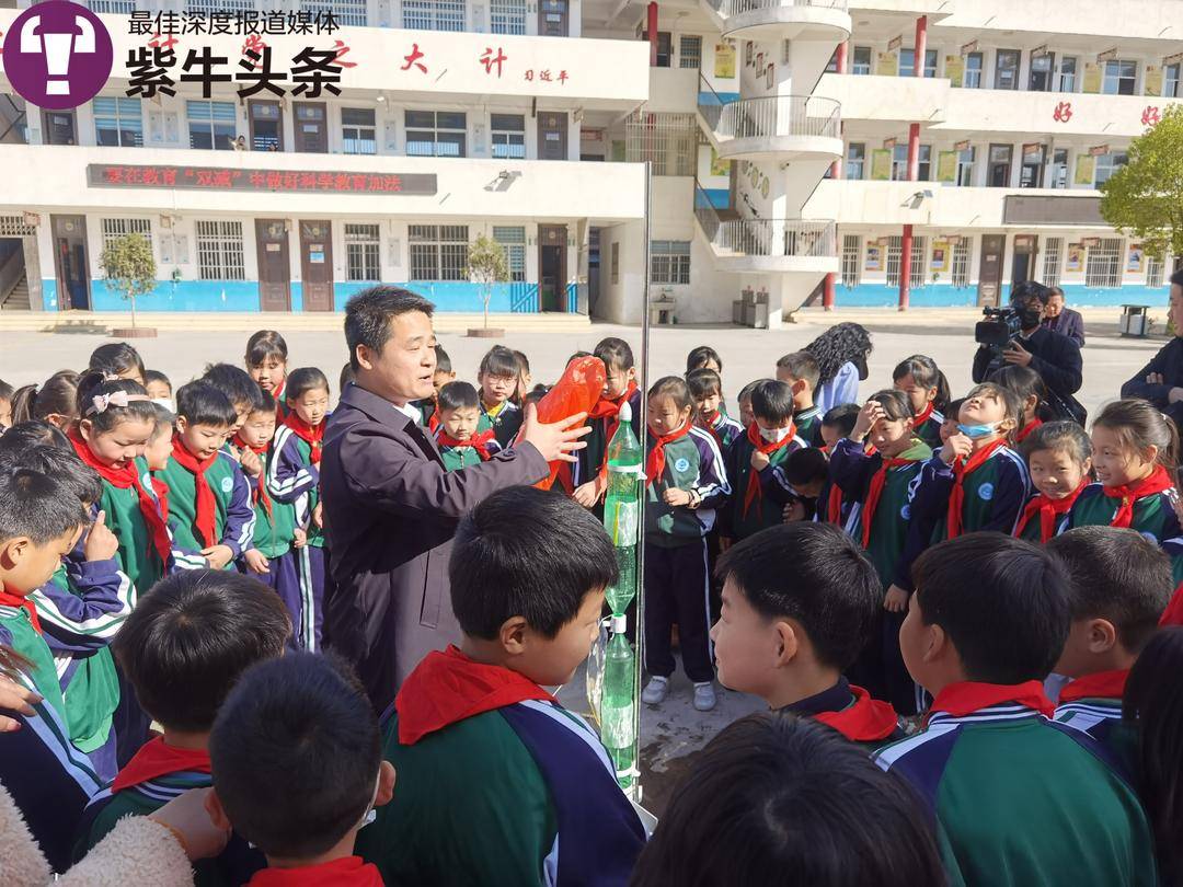 乡村老师用100多个科学小实验引爆留守儿童的尖叫：孩子们眼里有光5