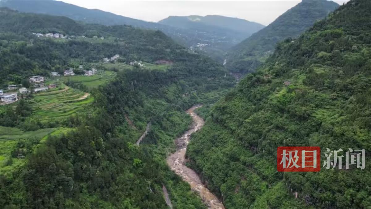 被巨石砸中的“渝A97G82”：6名遇难者中有人刚过15岁生日，有人和哥哥的通话被永远中断4