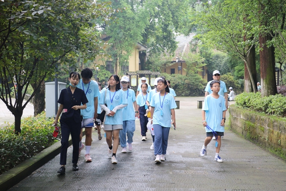 学生们在重庆抗战遗址博物馆。华龙网-新重庆客户端记者 陈发源 摄