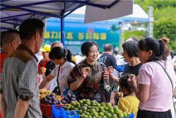 曲水镇第八届采李节活动中，市民在选购李子。（资料图）主办方供图  华龙网发