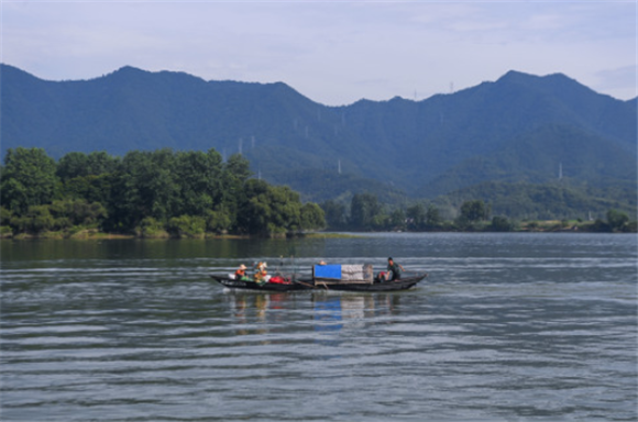 7月3日，渔民驾驶着满载的渔船行驶在富春江面上。新华社记者 徐昱 摄