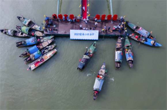 7月3日，渔民们驾驶着满载的渔船回到码头，迎接开渔后的丰收（无人机照片）。新华社记者 徐昱 摄