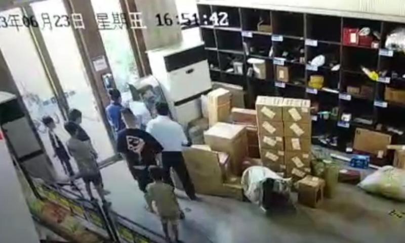 10岁男童在物业大厅捉迷藏触电身亡，家长质疑现场未安装漏电保护器2