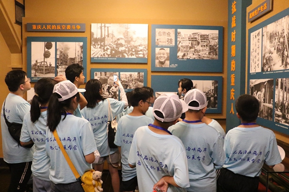 学生们在重庆抗战遗址博物馆综合陈列馆展厅观看。华龙网-新重庆客户端记者 陈发源 摄