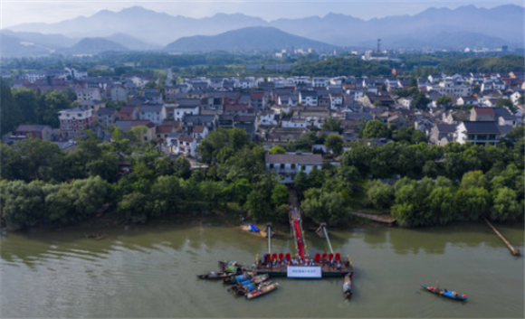7月3日，空中俯瞰富春江畔的东梓关村（无人机照片）。新华社记者 徐昱 摄