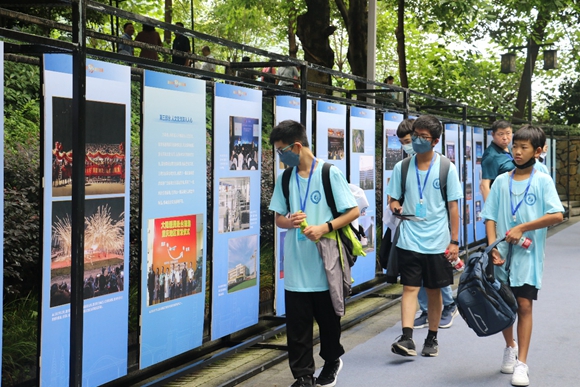 两岸学生在重庆关岳庙前观看重庆城市图片展。华龙网-新重庆客户端记者 陈发源 摄