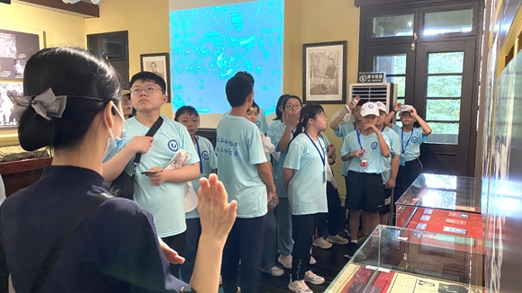 学生们参观重庆抗战遗址博物馆。华龙网-新重庆客户端记者 陈发源 摄