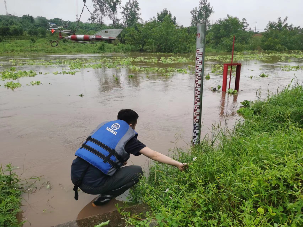 合川区兴隆河，代峨溪涨水，工作人员现场进行水文测验。重庆市水利局供图