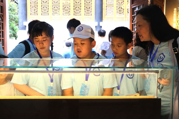 两岸学生在关岳庙岳飞文化展示厅观看。华龙网-新重庆客户端记者 陈发源 摄