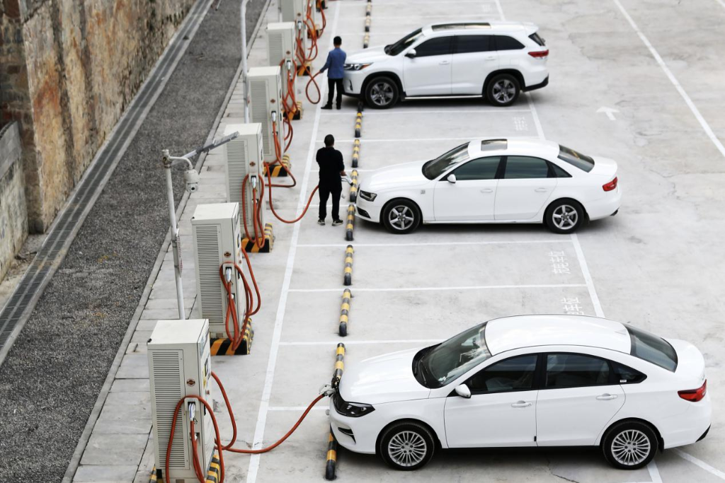 新能源车主在黔江区正阳充电站为新能源车充电。通讯员 杨敏 摄