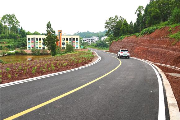 绕场公路一景。通讯员 赵武强 摄