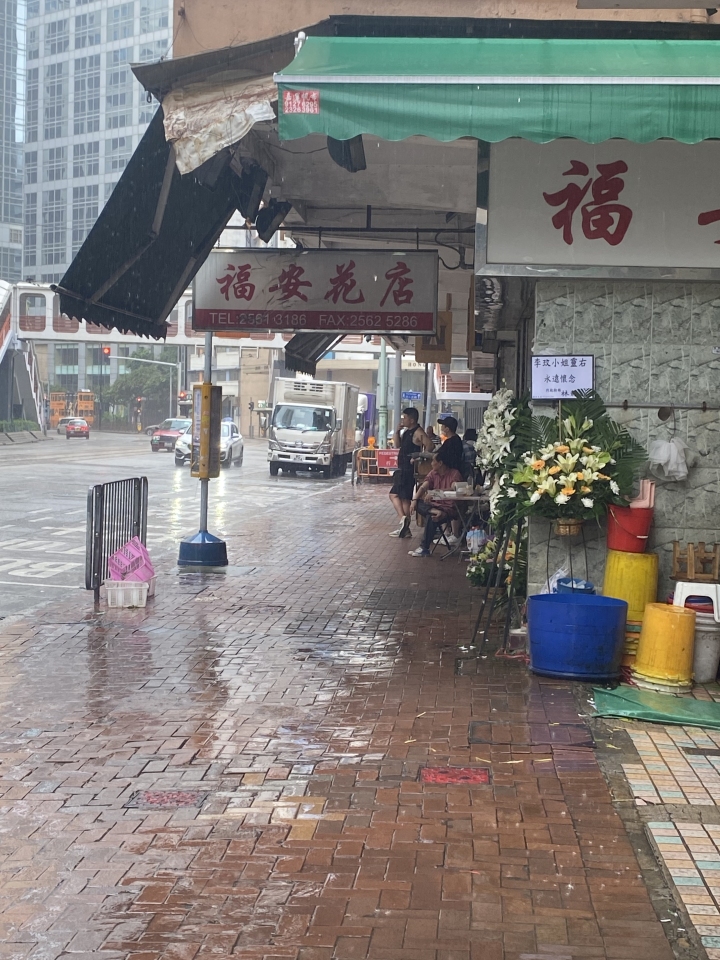 李玟追悼会明天举行，潮新闻记者现场直击：附近花店堆满了挽联1