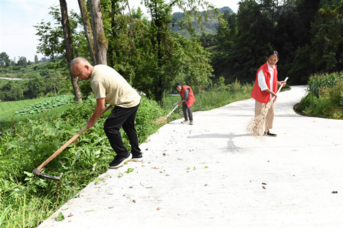 三星乡干群在清扫公路和清理公路边杂草。特约通讯员 隆太良 摄