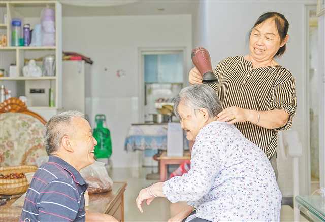 “全职儿媳”照顾患病婆婆十九年