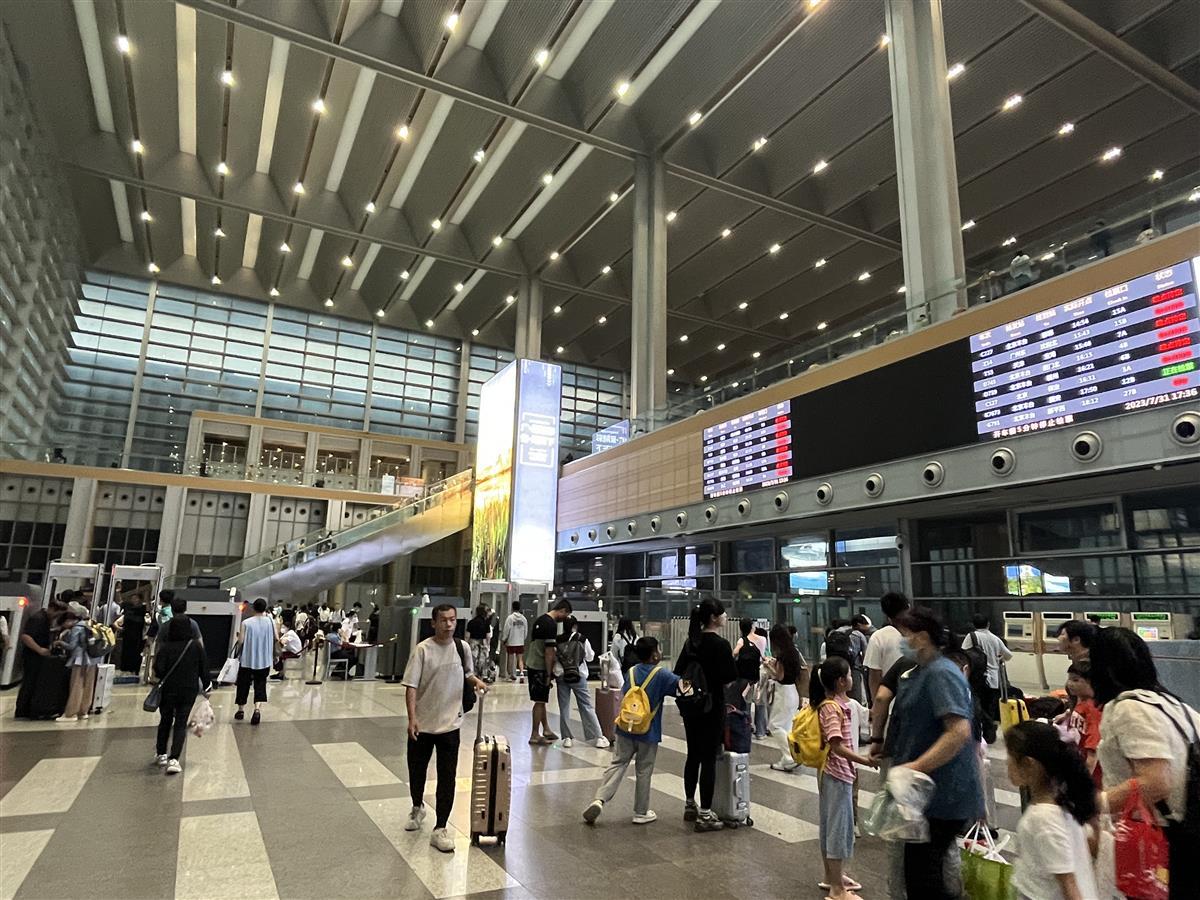 实探暴雨后的北京丰台站：一行六人准备在车站过夜，有学生无奈退改签四次3