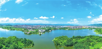 双桂湖国家湿地公园，水天一色，蔚蓝如画。