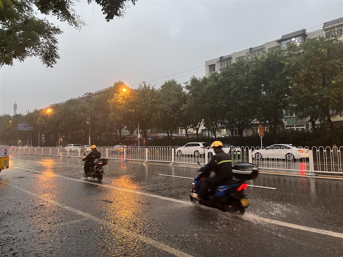 实探暴雨后的北京丰台站：一行六人准备在车站过夜，有学生无奈退改签四次1