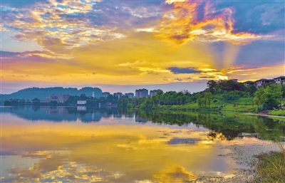 橙黄的晚霞与双桂湖、城市交相辉映，美不胜收。