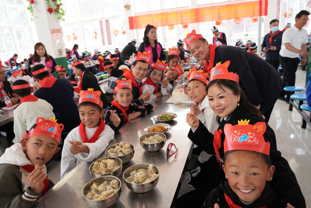 协调组织重庆市第十批援藏干部人才工作队与昌都市儿童福利院“庆六一”结对帮扶活动-