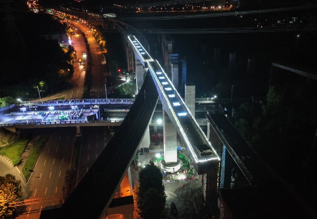 The continuous beams of Line 6 east extension achieving successful rotation. (Photo provided by Chongqing Rail Transit (Group) Co., Ltd.)