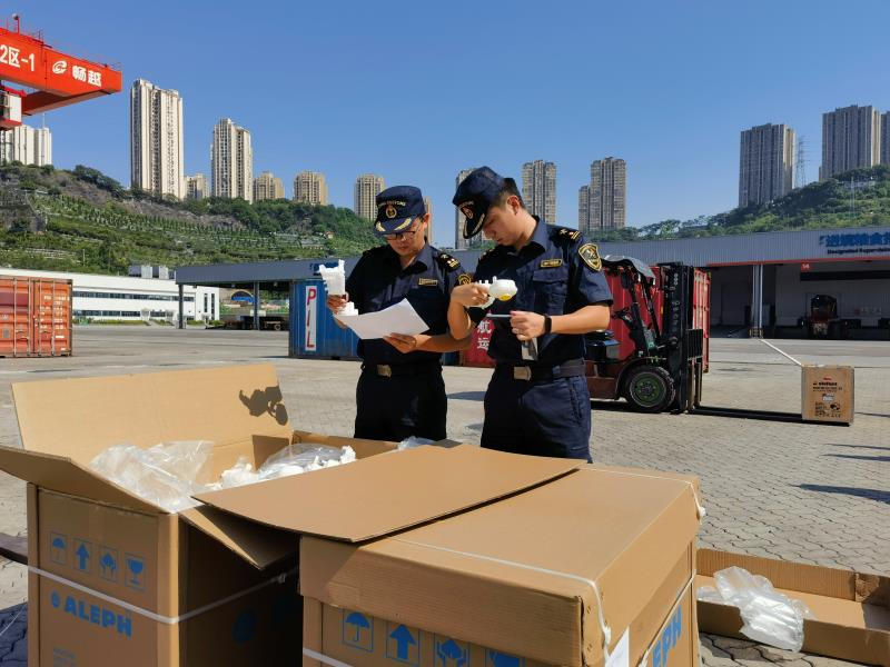 Customs officers conducting inspections of goods imported through the new western land-sea corridor. (Photo provided by Chongqing Customs District P.R. China)