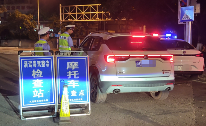 民警在重点路段设卡。警方供图