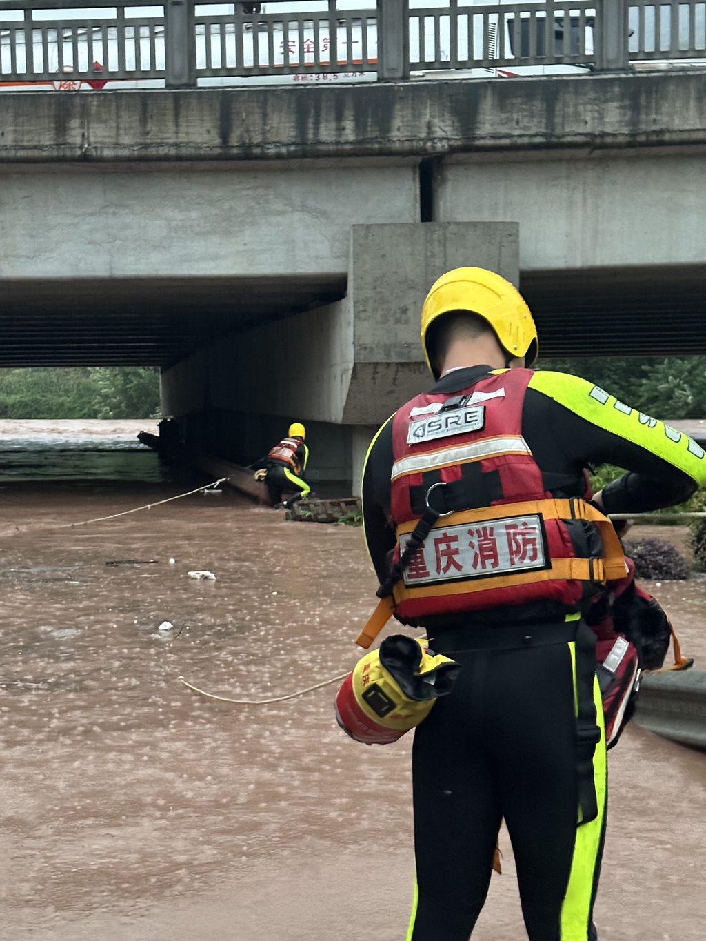 暴雨引发洪涝，消防队员现场救援。万州消防供图