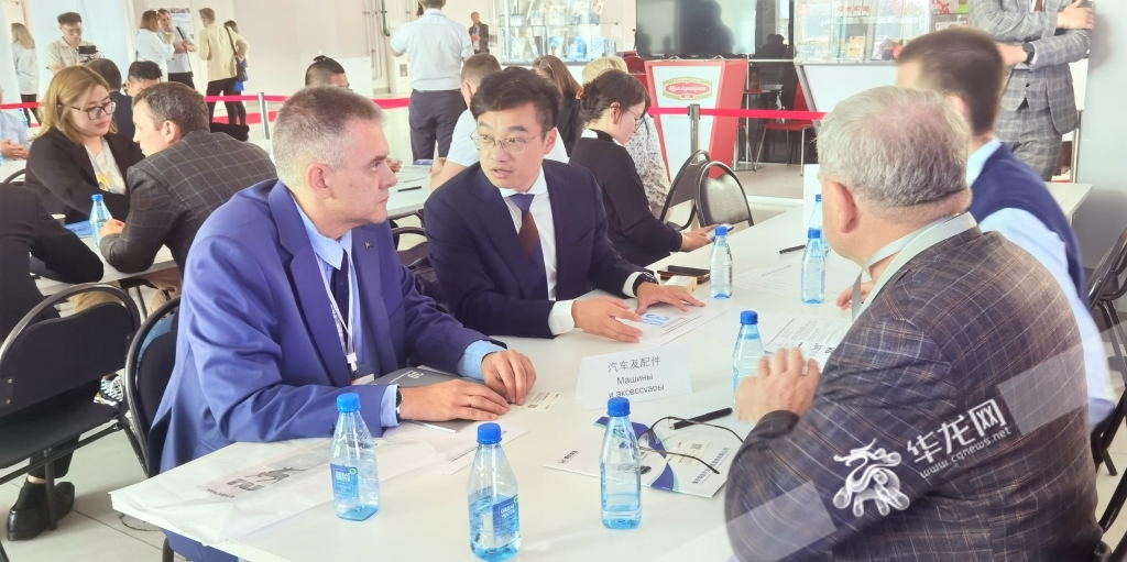 Belarusian and Chongqing business representatives are discussing business.