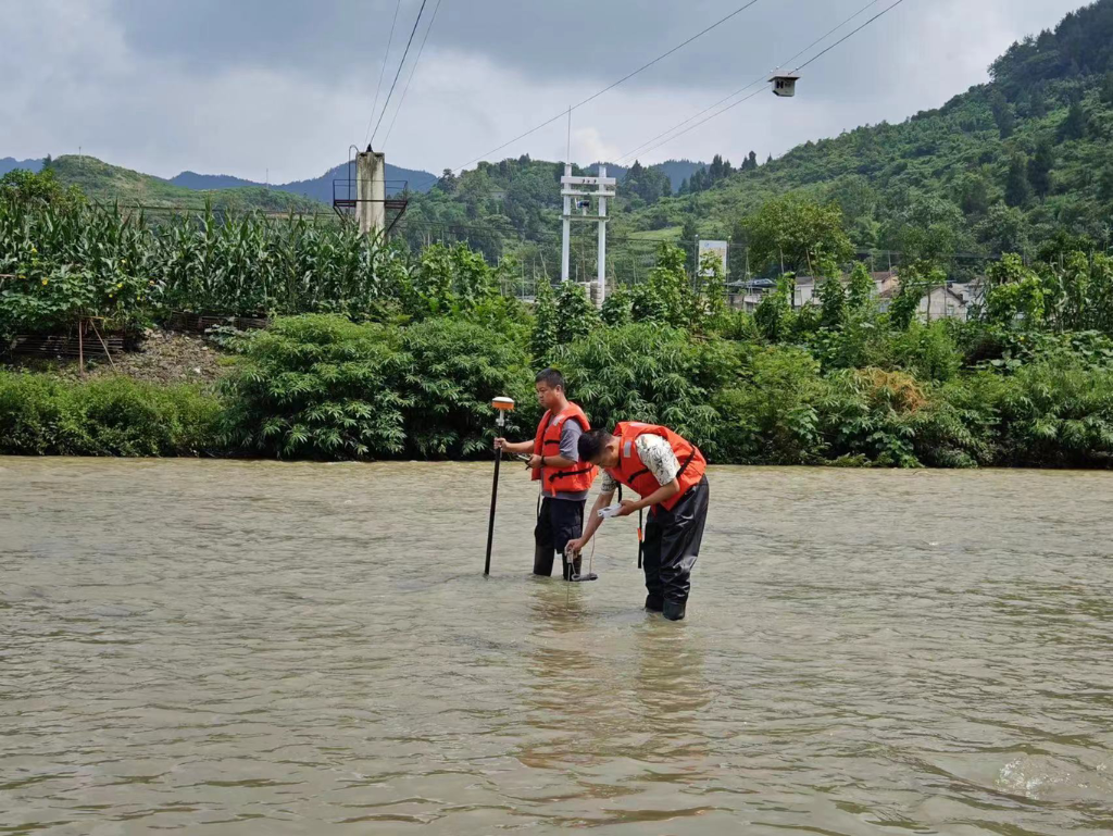 水利工作人员现场检测河流情况。重庆市水利局供图