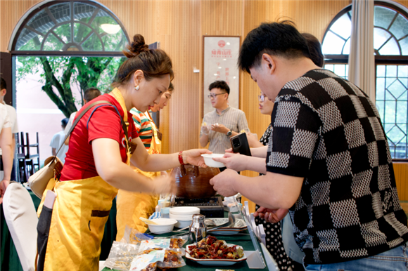 云山好物品鉴会现场，游客品尝各种美食。记者 袁启芳 摄