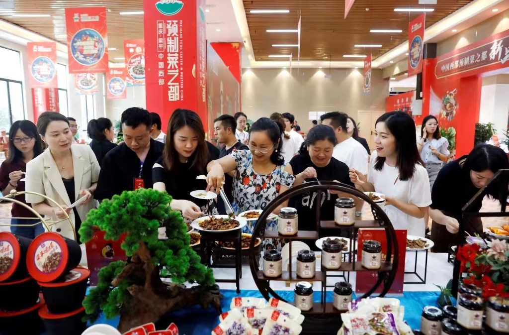 7月5日，重庆伴礼品牌暨新品问世发布会现场，嘉宾和游客在品鉴区品尝入围品牌的美食。向成国 摄