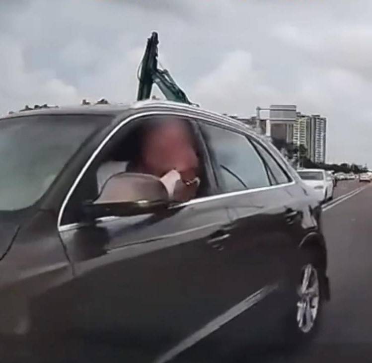 广东一奥迪车主逆行竖中指，遭查处时致歉，网友：为交警点赞