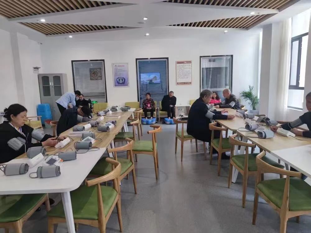 空港佳园公租房小区居民正在进行健康体检。重庆市住房城乡建委供图