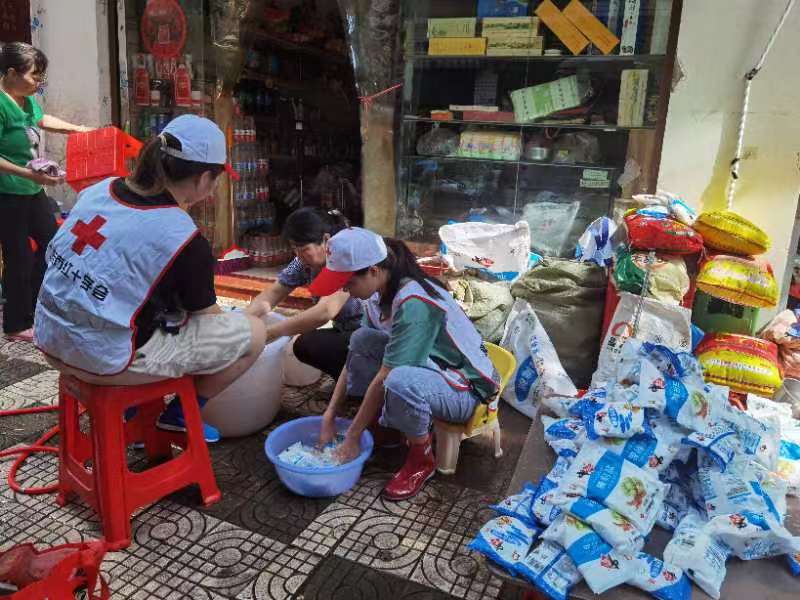 红十字会志愿者帮助恢复生产生活秩序。　重庆市红十字会供图