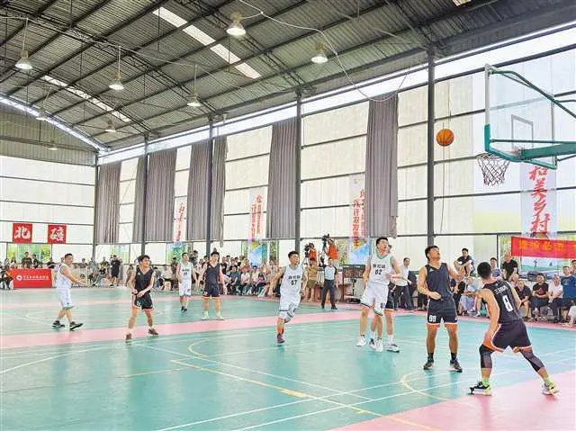 The first round of Chongqing Village BA (Hemei Village Basketball Final) starts, matching Beibei’s Jingguan Town against Sansheng Town. (Photographed by by Li Jinqian / Visual Chongqing)