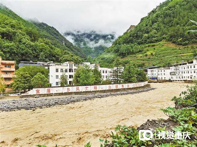 重庆13个区县降下大暴雨 启动防汛Ⅲ级应急响应和水旱灾害防御Ⅲ级应急响应 万州巫溪奉节地灾风险很高2