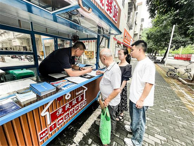 收集群众意见建议。记者 廖国颖 摄